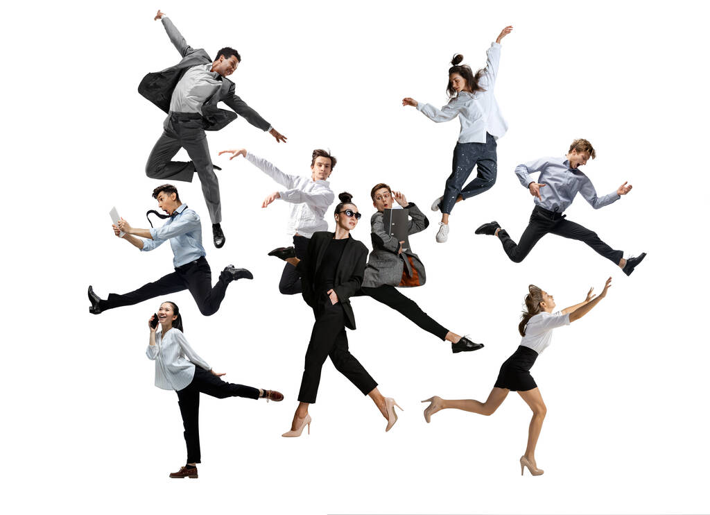 Άνδρες και γυναίκες υπάλληλοι γραφείου άλμα και χορό σε casual και επιχειρηματικό στυλ ρούχα με φακέλους, καφέ, tablet σε λευκό φόντο. Χορευτές μπαλέτου. Ορισμός - Φωτογραφία, εικόνα