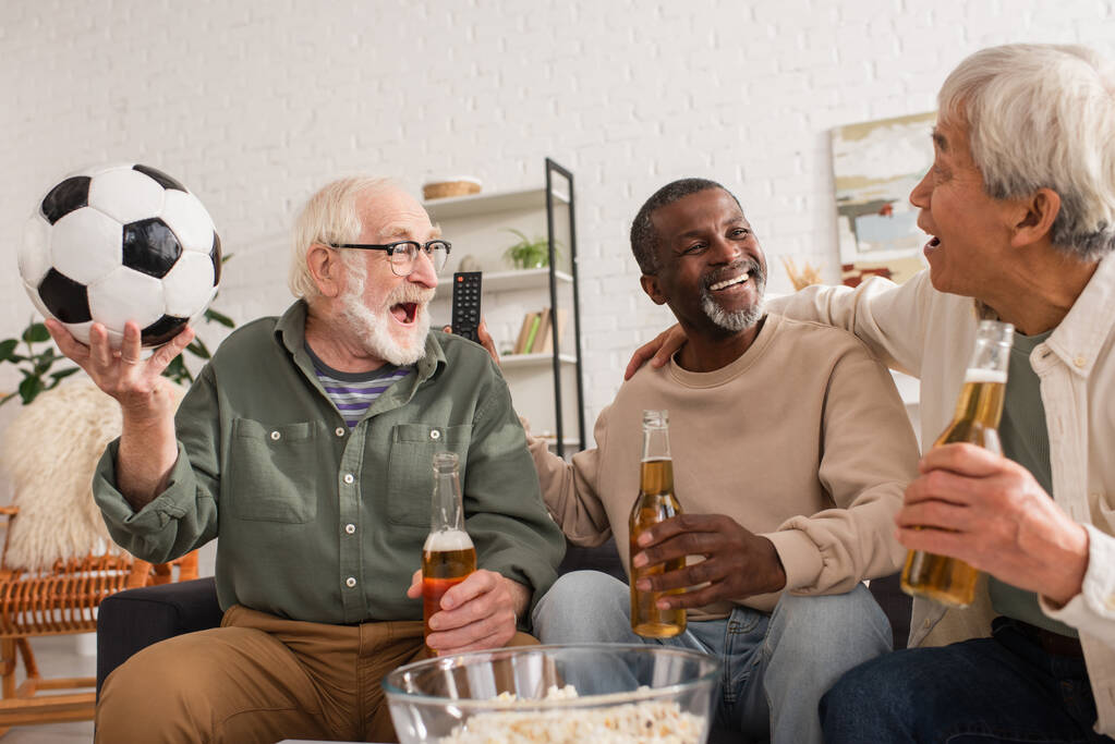正の異人種間の友人とともにビールとサッカーの家で過ごす時間 - 写真・画像