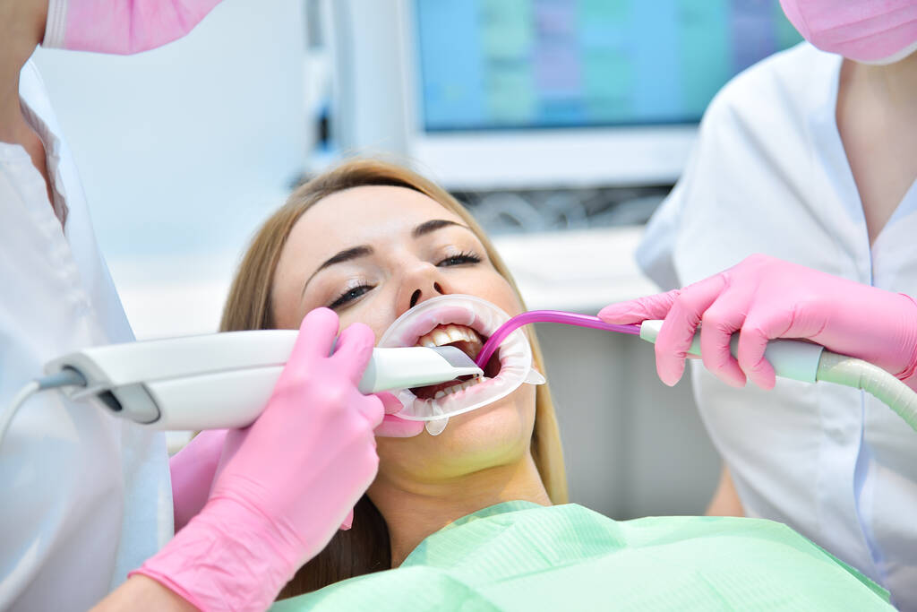 Női páciens fogászati 3D-s szkenneléssel, amit a fogorvosa végzett a modern klinikán. Prosztodontika és fogtechnika. Közelről. - Fotó, kép