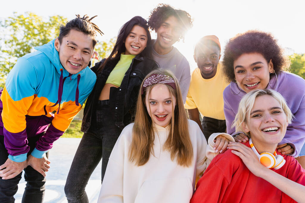Multikulturelle Gruppe junger Freunde trifft sich draußen und hat Spaß - Stylisch coole Teens treffen sich im städtischen Skatepark - Foto, Bild