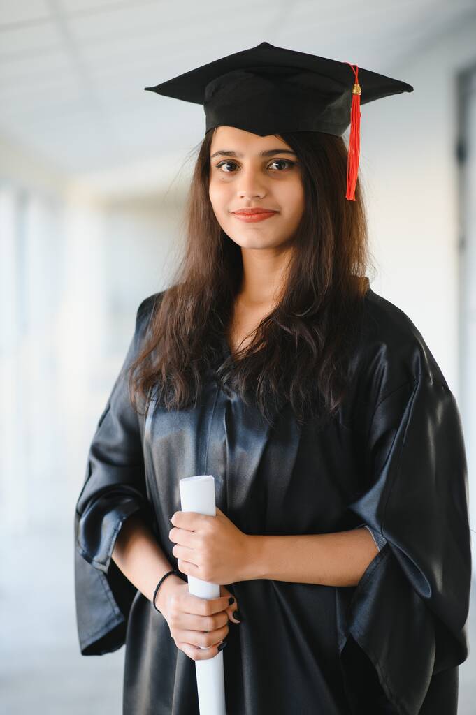 Mezuniyet elbisesi ve şapkası içinde diploması olan mutlu Hintli üniversite öğrencisi.. - Fotoğraf, Görsel