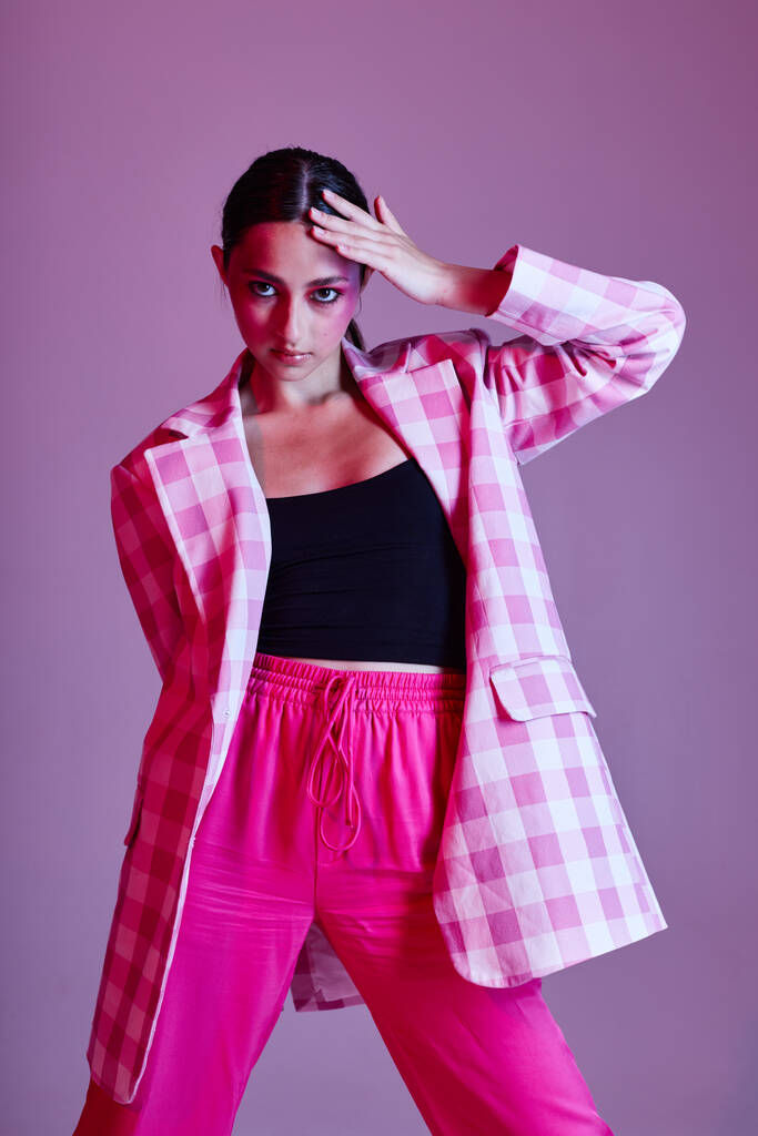 bonita mujer estilo ropa moda posando estilo moderno rosa fondo inalterado - Foto, imagen