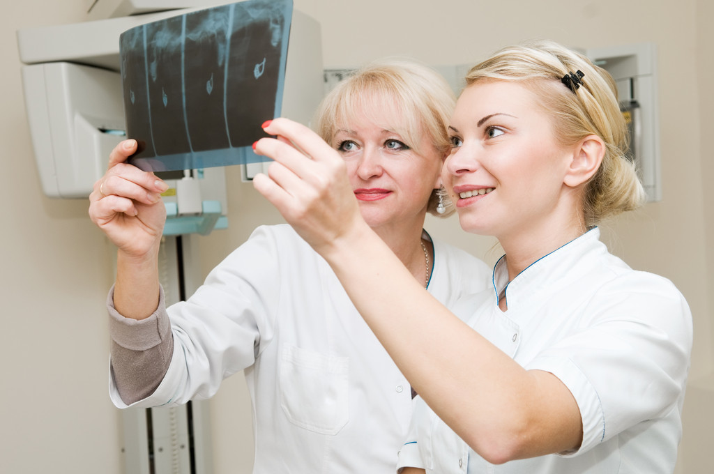 Examen de l'image par radiographie dentaire
 - Photo, image