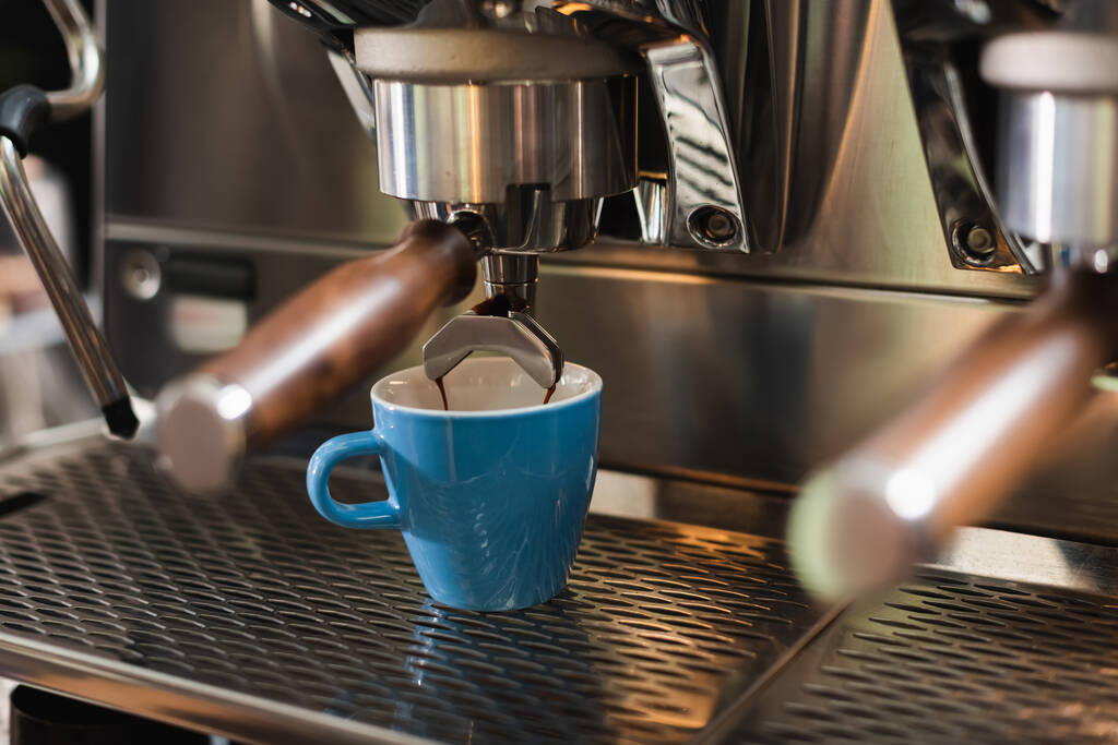 Κύπελλο κοντά portafilter της μηχανής καφέ στο καφέ - Φωτογραφία, εικόνα