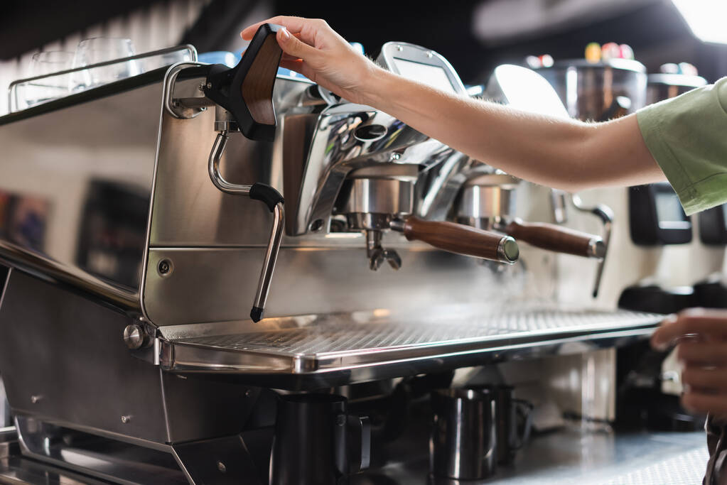 Обрізаний вид бариста, що працює з кавоваркою в кафе
  - Фото, зображення
