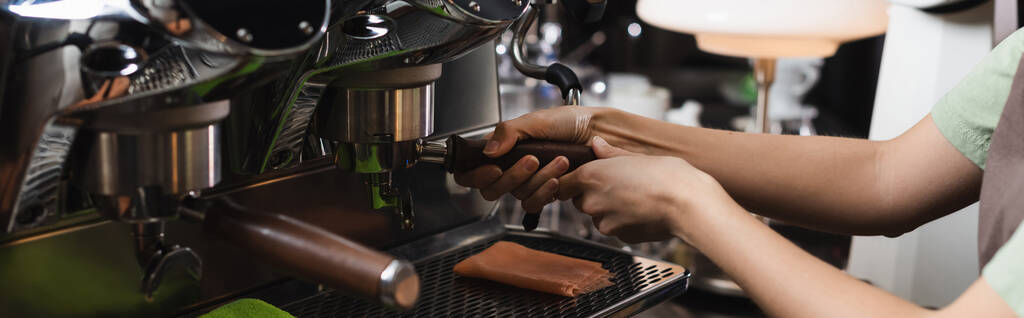 Обрезанный вид на баристу, работающего с кофеваркой в кафетерии, баннер  - Фото, изображение