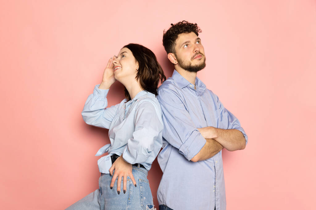 Getrouwd koppel van jonge en gelukkige man en vrouw geïsoleerd op roze trendy kleur achtergrond. Menselijke emoties, jeugd, liefde en levensstijl - Foto, afbeelding