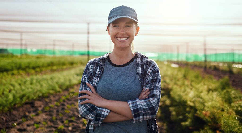 Çiftlikte hayat harika. Çiftlikte çalışırken kollarını kavuşturmuş çekici genç bir kadın çiftçinin kesilmiş portresi.. - Fotoğraf, Görsel