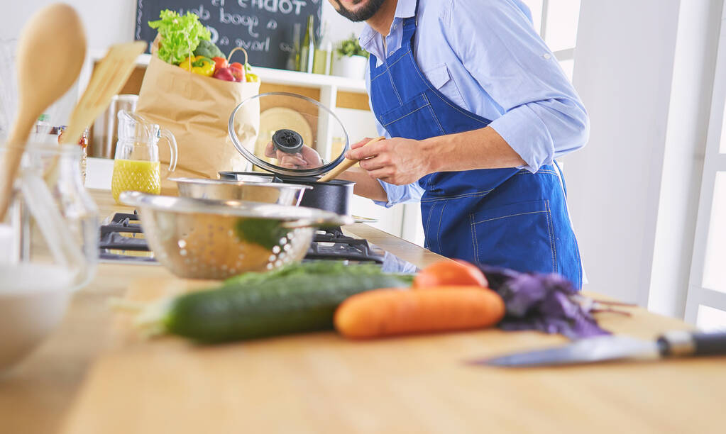 Człowiek przygotowuje pyszne i zdrowe jedzenie w kuchni domowej - Zdjęcie, obraz