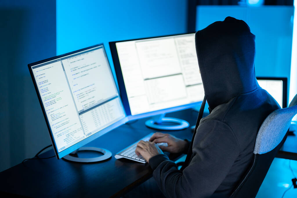 Hacker χρησιμοποιώντας υπολογιστή για να γράψει Cyber Security εκμεταλλεύεται το πρόγραμμα λογισμικού - Φωτογραφία, εικόνα