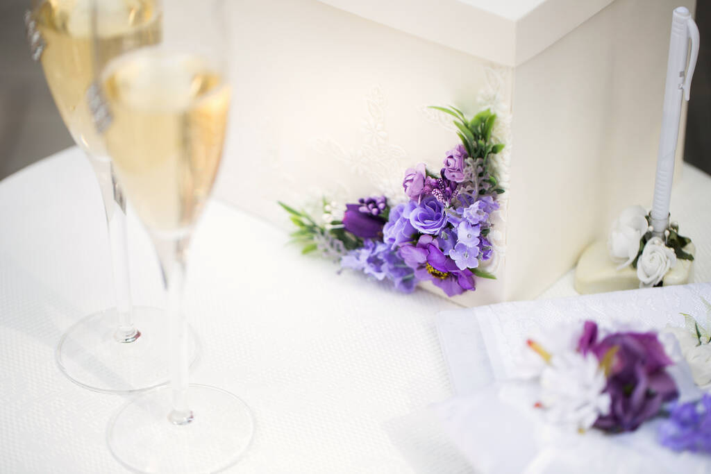 huwelijksbril met champagne op tafel. - Foto, afbeelding