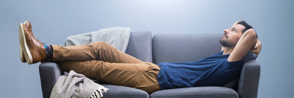 Photo de l'homme se relaxant sur le canapé à la maison
 - Photo, image