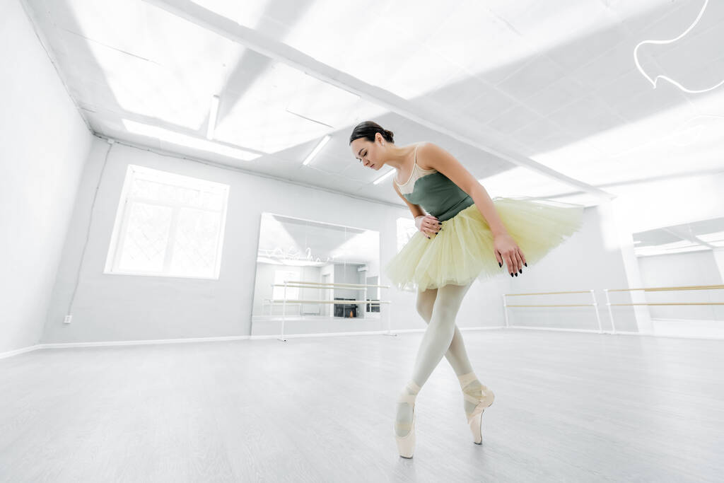 teljes hosszúságú kilátás barna balerina próba a stúdióban - Fotó, kép