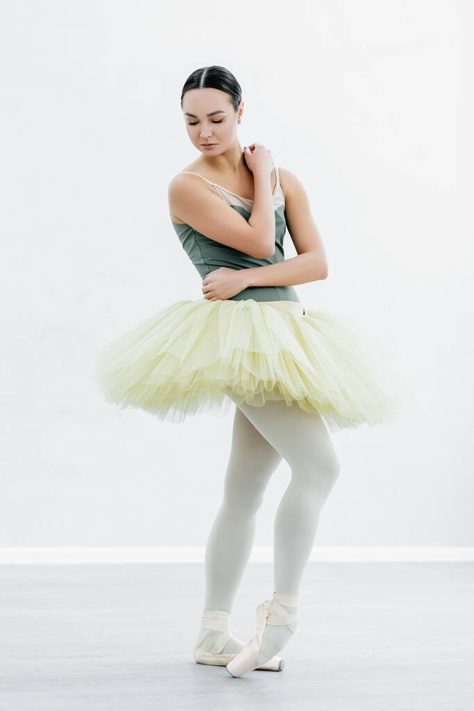 teljes hossz kilátás karcsú balerina -ban tutu tánc -ban stúdió - Fotó, kép