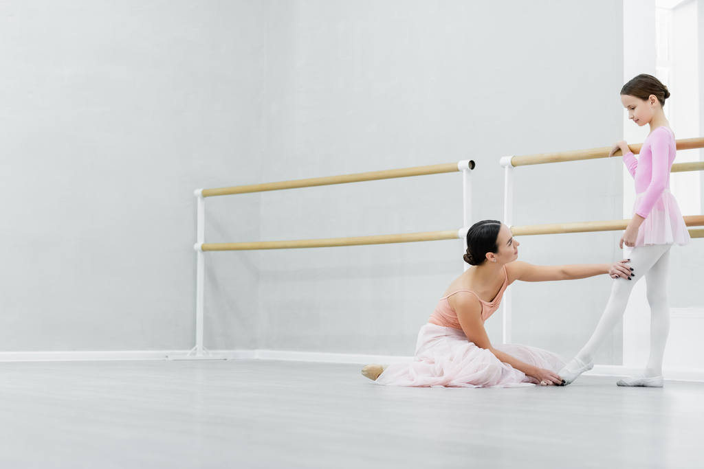 puolella näkymä baletti master opetuksen tyttö tanssikoulussa - Valokuva, kuva