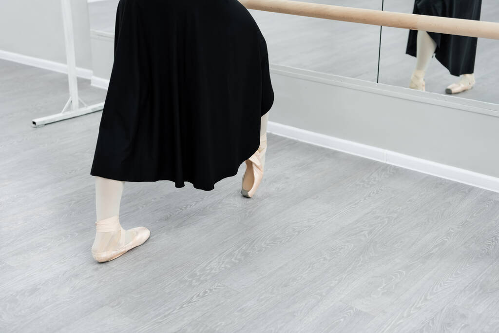обрізаний вид на балерину в навчанні чорної сукні в студії
 - Фото, зображення