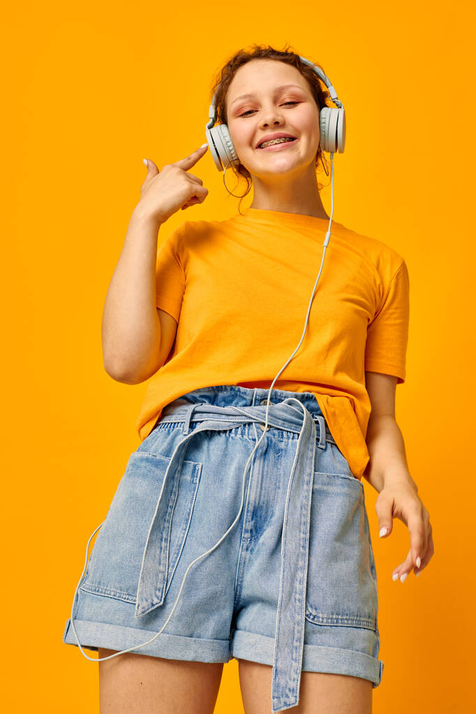 portrét mladé ženy šklebit sluchátka hudební technika oříznutý pohled beze změny - Fotografie, Obrázek