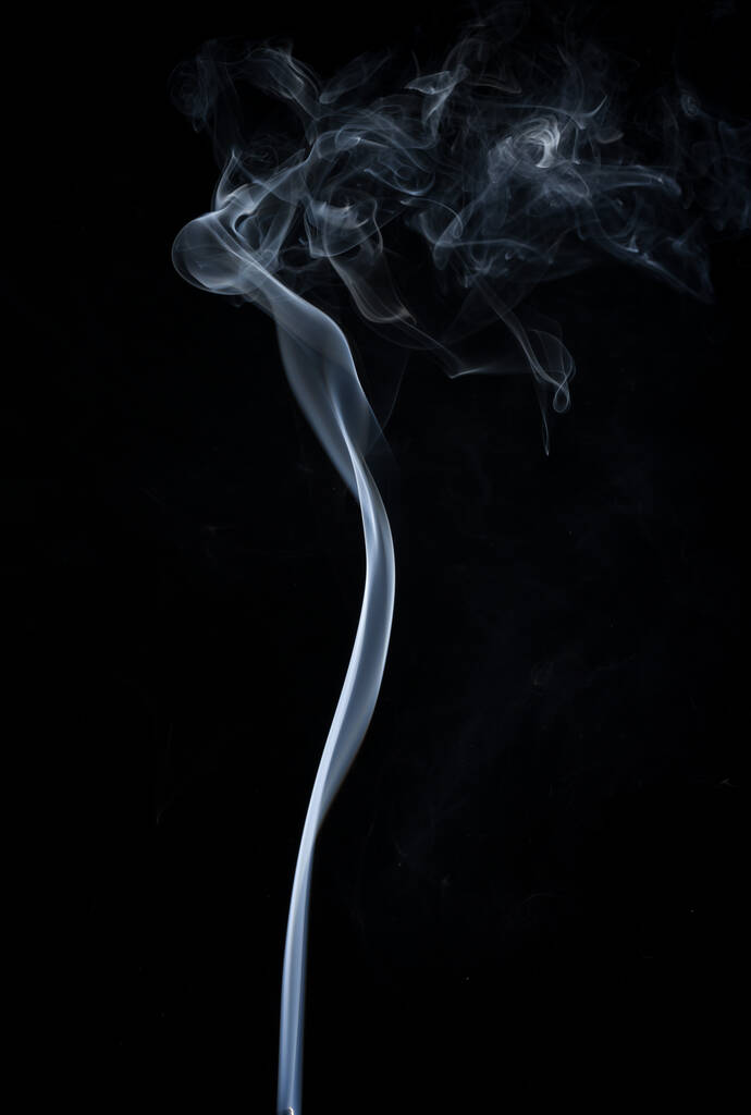 Draaiende beweging van witte rook, abstracte lijn geïsoleerd op zwarte achtergrond. - Foto, afbeelding