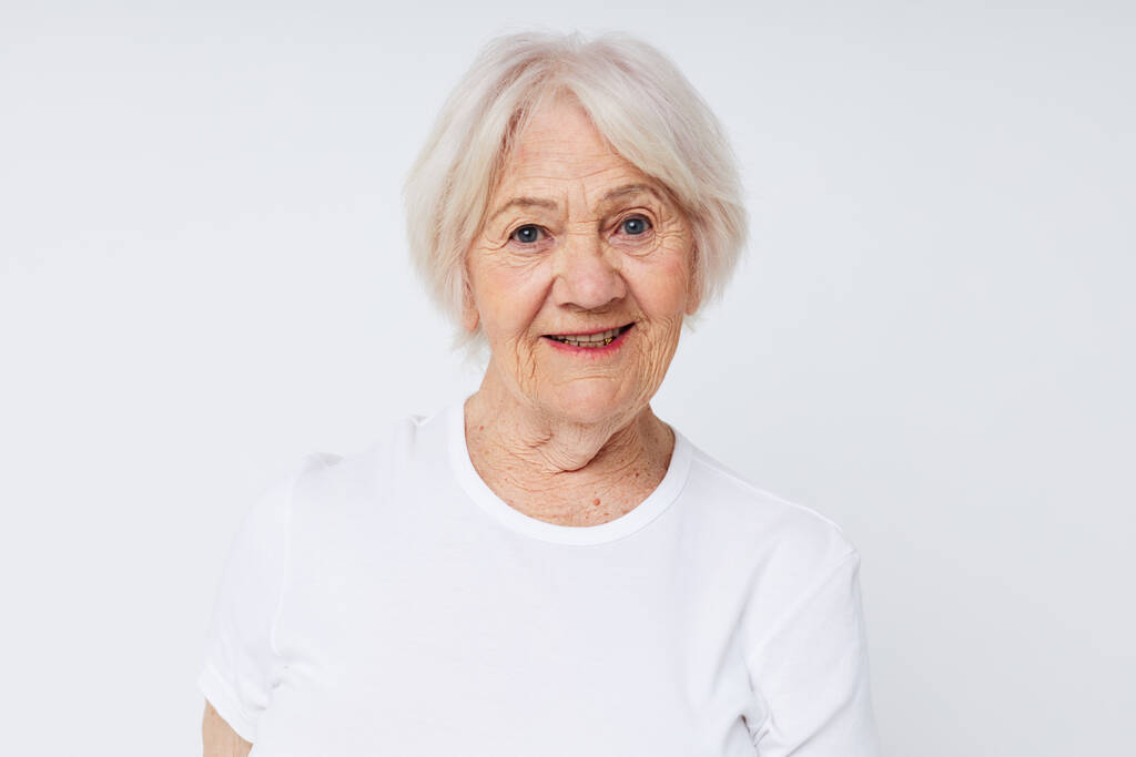 ηλικιωμένη γυναίκα λευκό t-shirt στούντιο close-up lifestyle - Φωτογραφία, εικόνα