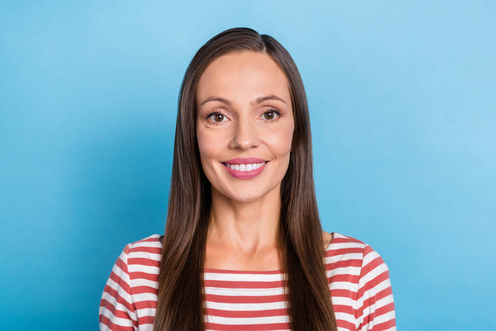 Foto van jonge mooie dame tand glimlach holte bescherming whitening stomatologie geïsoleerd over blauwe kleur achtergrond - Foto, afbeelding