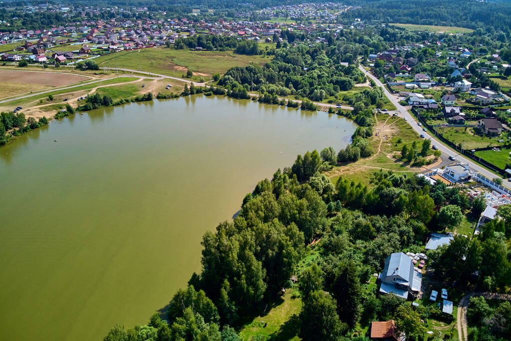 Rusya 'nın Kaluga bölgesi, Zhukovsky ilçesi Mashkovo köyündeki Mashkovsky göletinin havadan görünüşü - Fotoğraf, Görsel