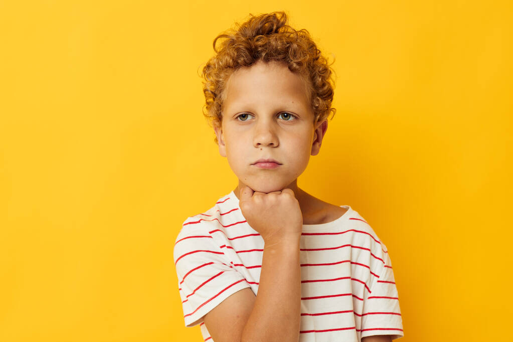 милый мальчик в полосатой футболке изолированный фон - Фото, изображение