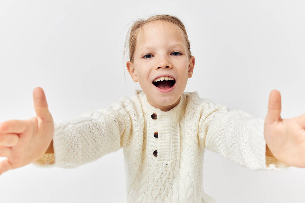 muchacha joven bonita en un suéter blanco ropa elegante infancia inalterada - Foto, Imagen