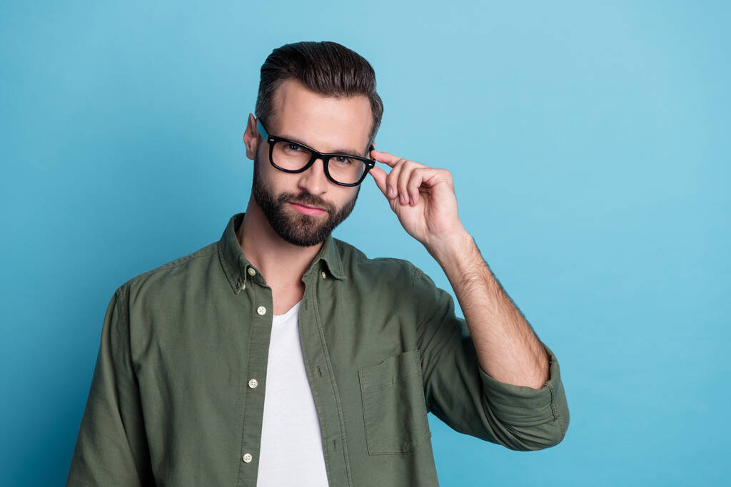 Ritratto di giovane uomo d'affari attraente indossare occhiali professionista lavorato manager isolato su sfondo di colore blu - Foto, immagini