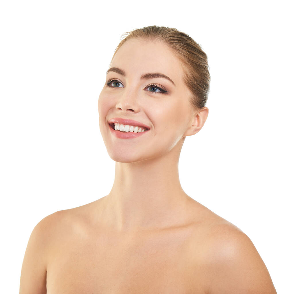 Jovem mulher atraente posando no estúdio e feliz sorrindo sobre fundo branco. Menina bonita com sorriso perfeito.  - Foto, Imagem