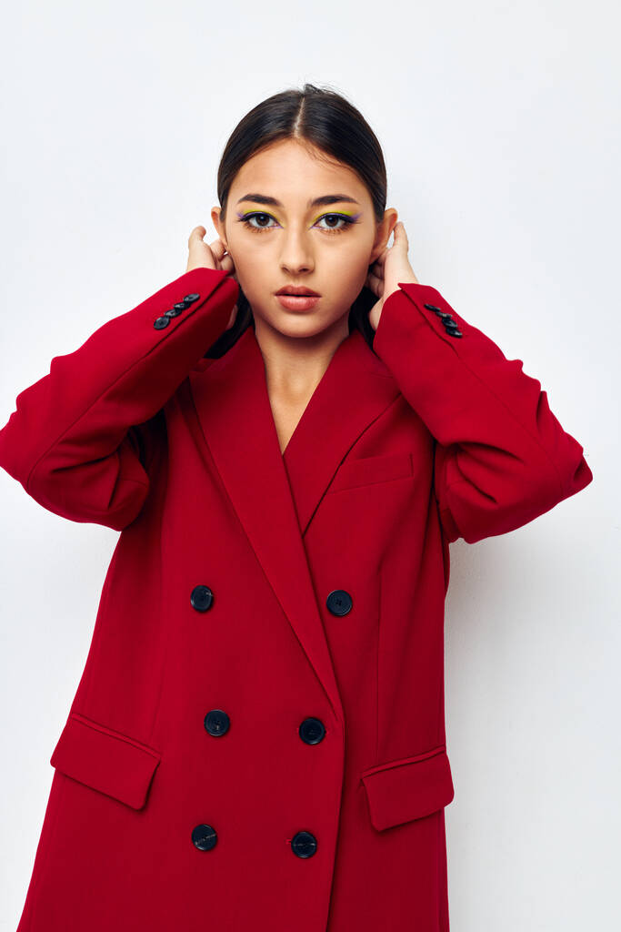 joven mujer en una chaqueta roja cosméticos sonrisa estilo de vida inalterado - Foto, Imagen