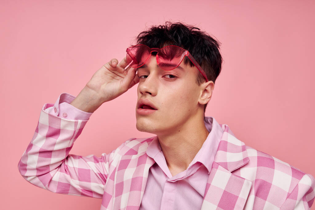 красивий хлопець у стильному одязі піджак жести моди з руками впевненість рожевий фон незмінний
 - Фото, зображення