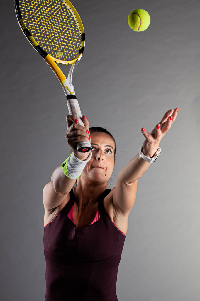 Jugadora de tenis profesional. Chica balanceo raqueta. - Foto, Imagen