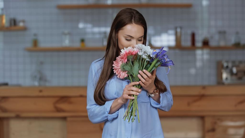Morena mulher cheirar flores em casa  - Foto, Imagem