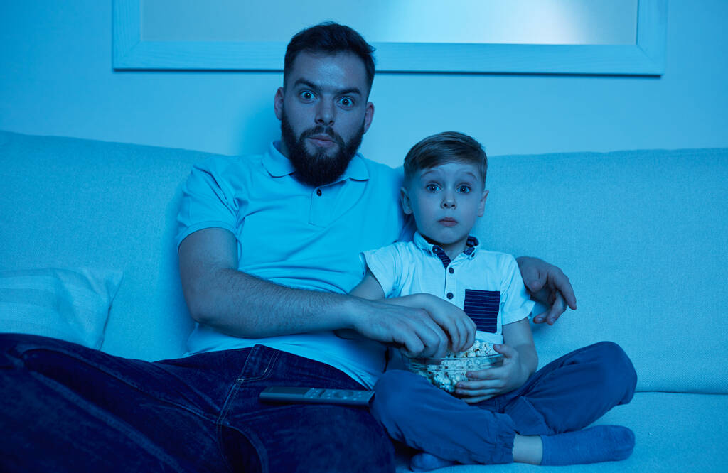 Padre e hijo viendo películas de terror en casa - Foto, Imagen