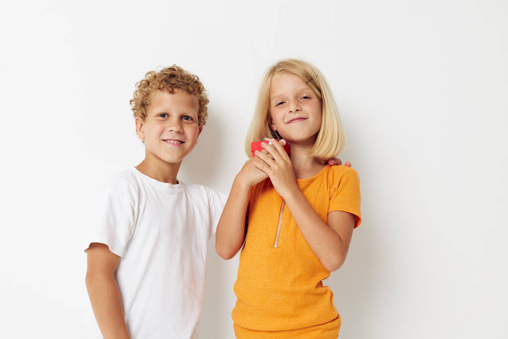 αγόρι και κορίτσι στέκονται πλάι-πλάι διακοπές δώρων φιλίας - Φωτογραφία, εικόνα