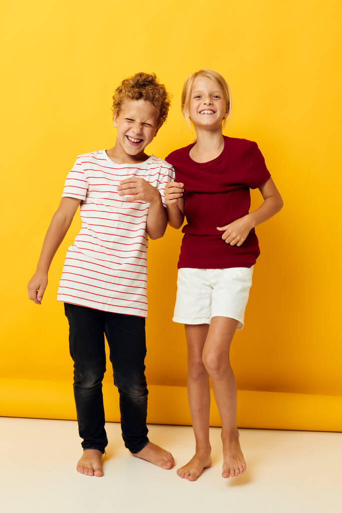фото позитивного хлопчика і дівчинки випадкового одягу ігри весело разом ізольований фон
 - Фото, зображення