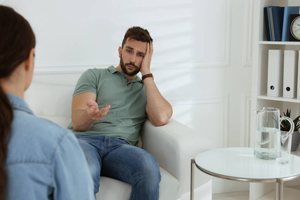 Nešťastný muž má sezení se svým terapeutem uvnitř - Fotografie, Obrázek