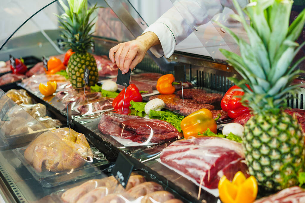 Vers rauw vlees van goede kwaliteit op de toonbank in Butcher shop - Foto, afbeelding