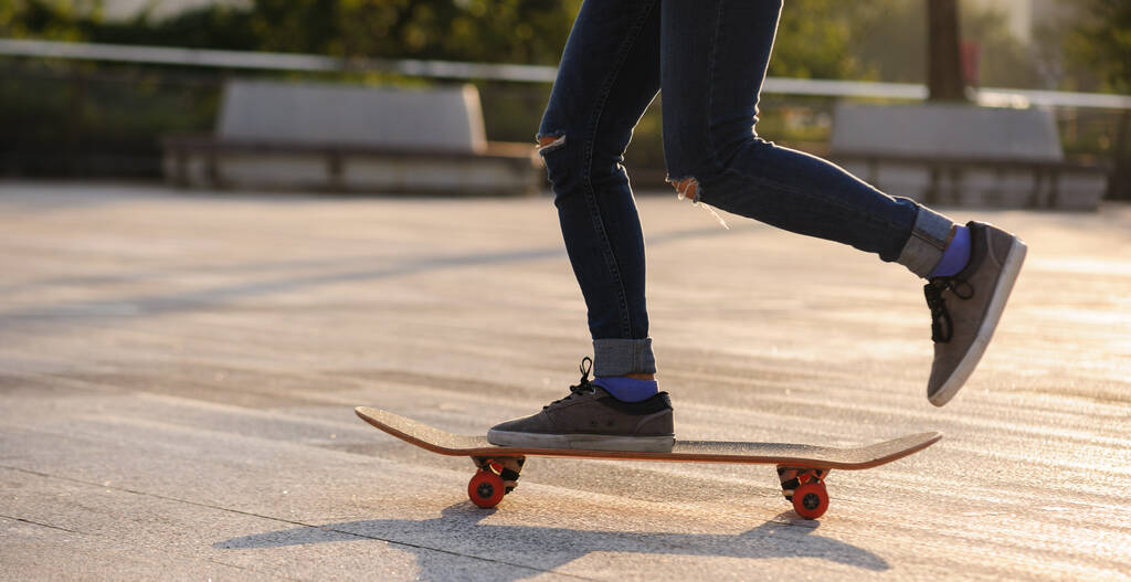 Skateboarder skateboarding al aire libre en la ciudad - Foto, Imagen