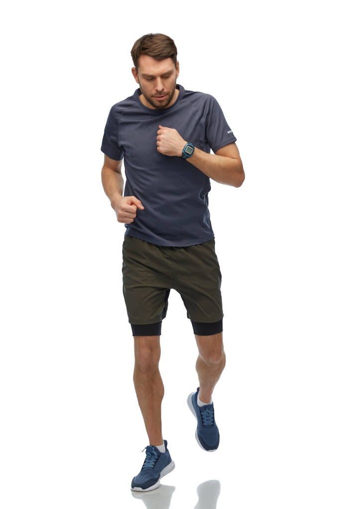 bieganie człowieka w ubraniach sportowych z inteligentnym zegarkiem - Zdjęcie, obraz