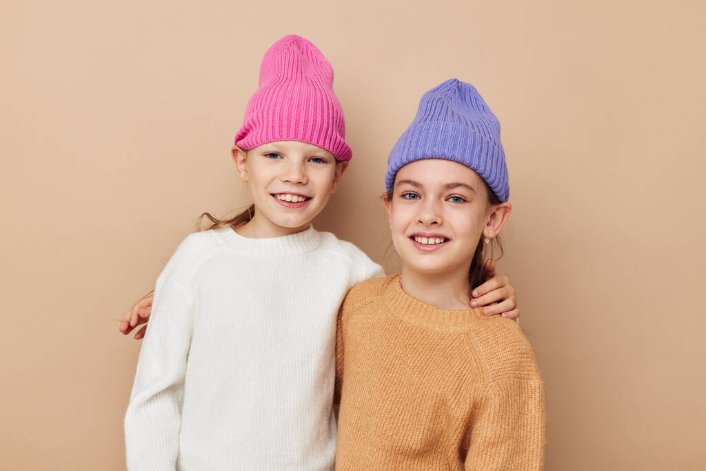 deux petites filles drôles dans des chapeaux colorés - Photo, image