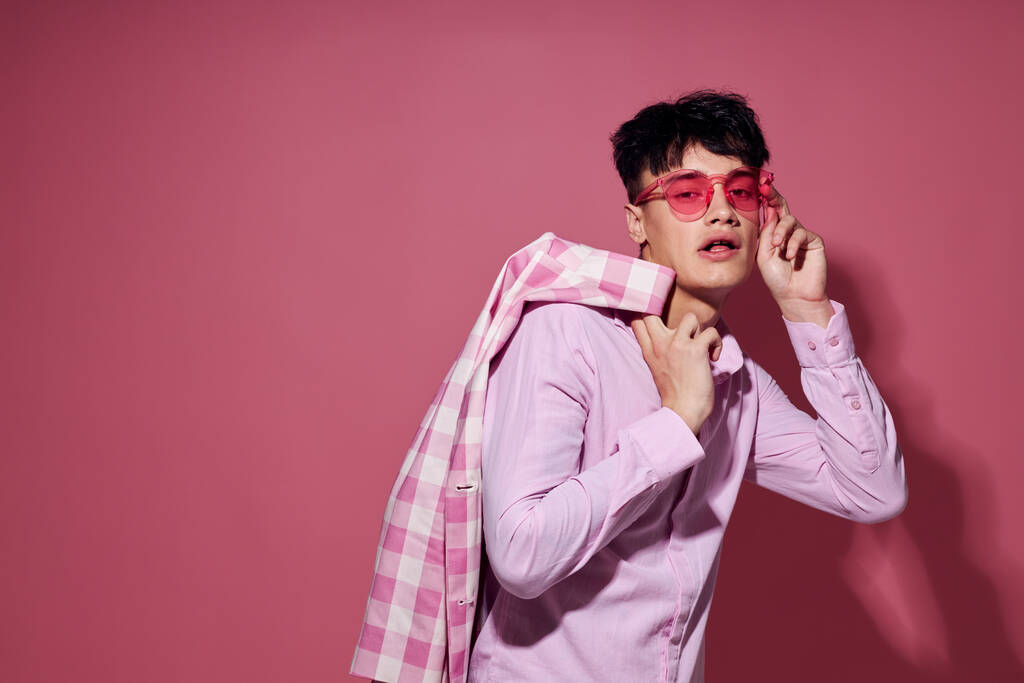 Foto do romântico jovem namorado rosa camisa e óculos jaqueta moda estilo elegante Estilo de vida inalterado - Foto, Imagem