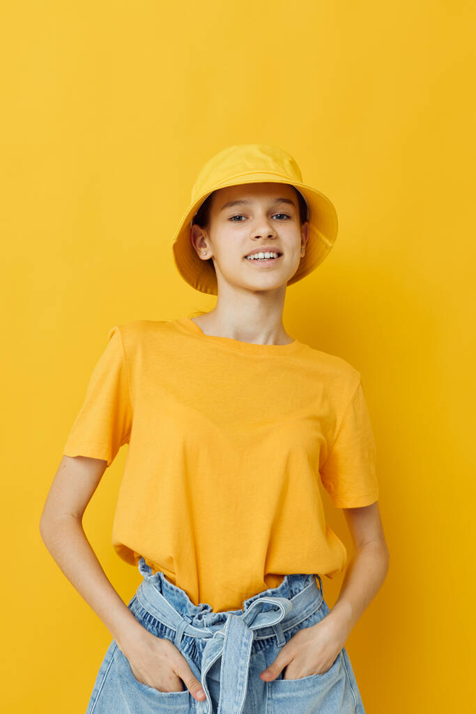 jonge vrouw in een geel t-shirt en hoed emoties zomer stijl Lifestyle onveranderd - Foto, afbeelding