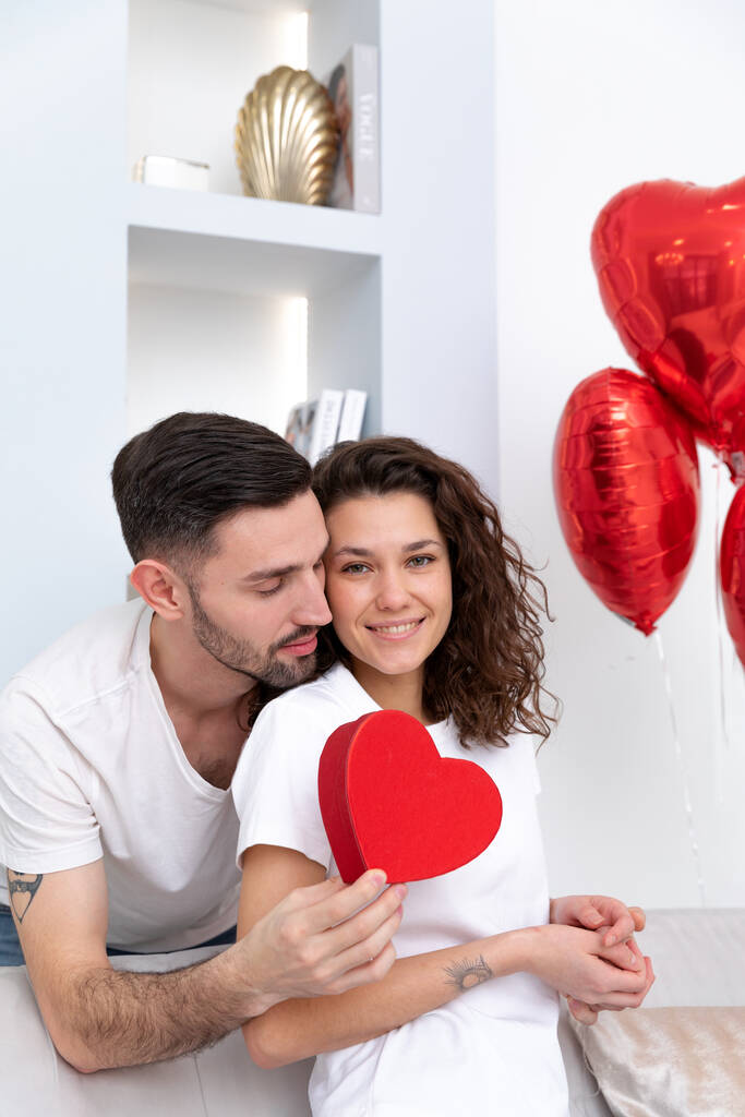 muž a žena vymění dárek na Valentýna  - Fotografie, Obrázek
