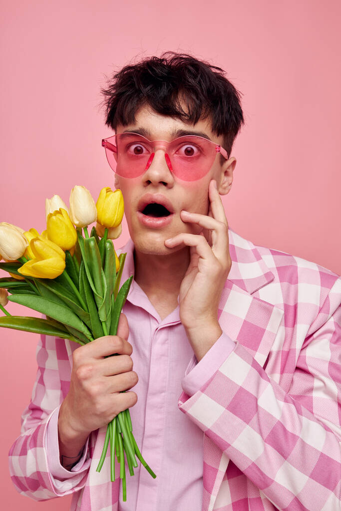 retrato de un joven gafas de color rosa chaqueta a cuadros de moda posando fondo aislado inalterado - Foto, imagen