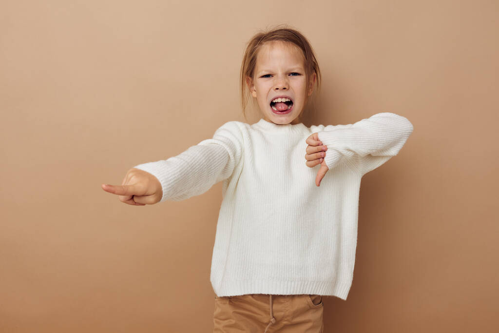 Маленькая девочка в белом свитере, позируя руками жесты стиль жизни неизменен - Фото, изображение