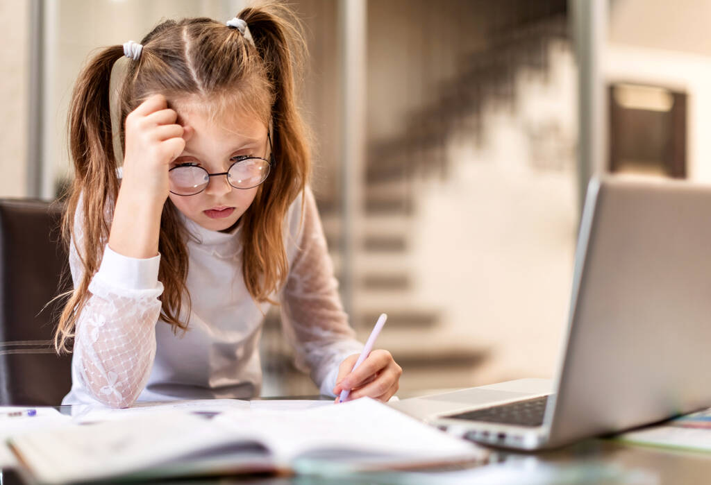 Aborrecido adolescente menina da escola cansado de aprender on-line e estudar fazendo lição de casa usando laptop em casa. Educação doméstica e educação a distância - Foto, Imagem