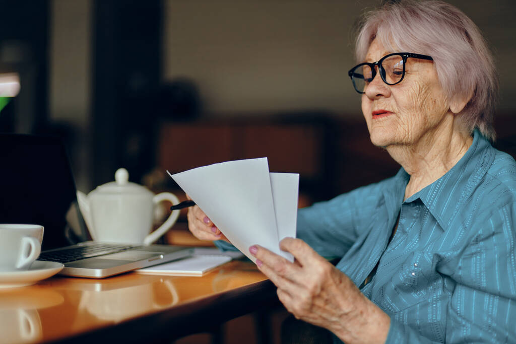 starší žena v kavárně šálek nápoje notebook Sociální sítě beze změny - Fotografie, Obrázek