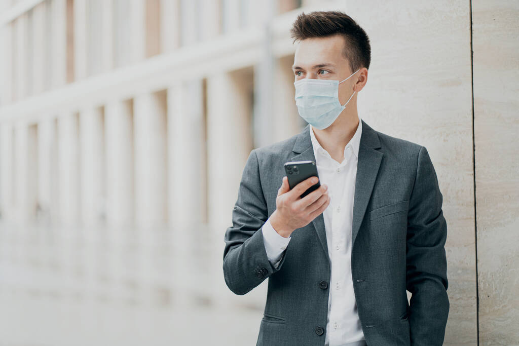 rosto azul máscara protetora pandemia coronavírus 19. retrato de um - Foto, Imagem