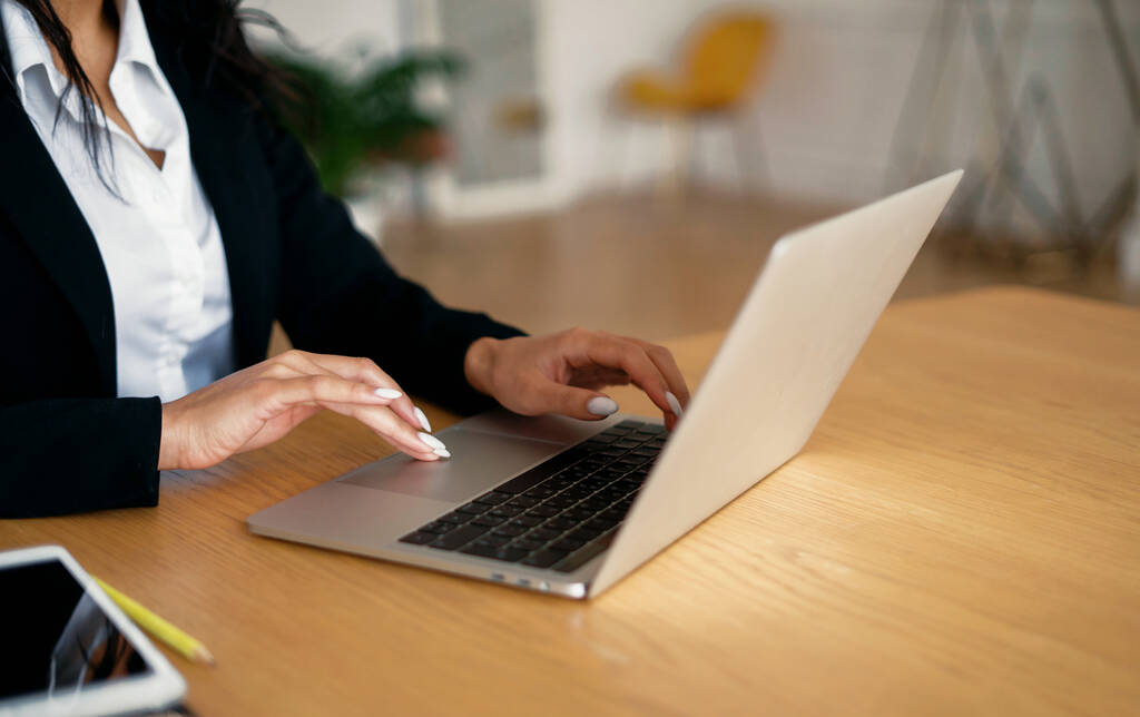 Жінка-менеджер посміхається, працюючи вдома на комп'ютері. Бухгалтер обчислює кредит в онлайн-таблиці. Друкує повідомлення електронної пошти клієнту. Онлайн дистанційне навчання за допомогою відеопосилання
. - Фото, зображення